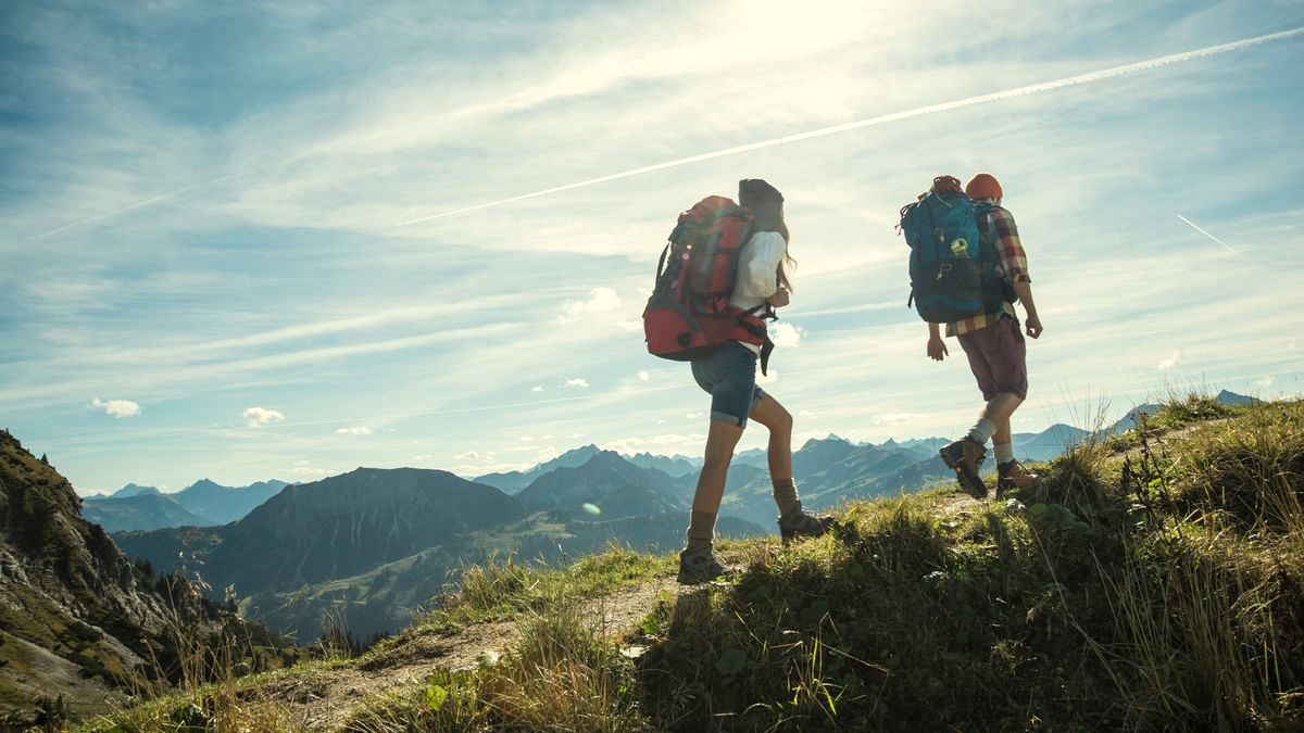 Thrills of Paradise 7 Gleeam Pearl Tours: Explore the breathtaking Tannheimer Tal on a hiking adventure.